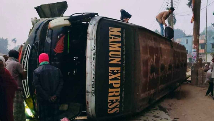 গোবিন্দগঞ্জে মহাসড়কে যাত্রীবাহী বাস উল্টে আহত ১৫